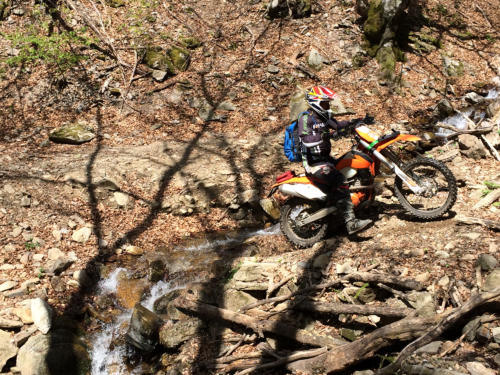 Anspruchsvolle Etappe, unterwegs über Felsen im steilen Gelände