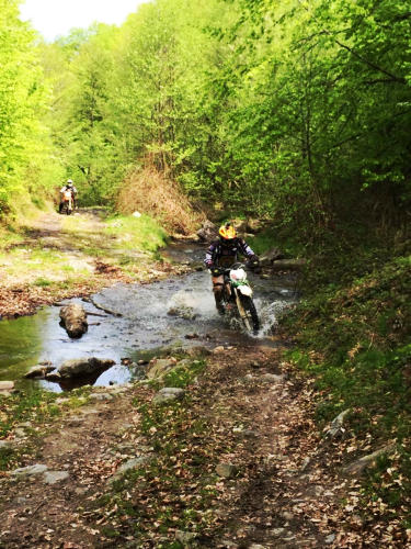 Endurofahren entlang von ursprünglichen Bachläufen