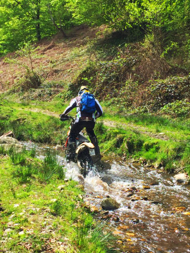 Enduro-technik-Training im felsigen Bachlauf