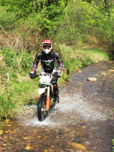 Endurospaß im seichten Fluß