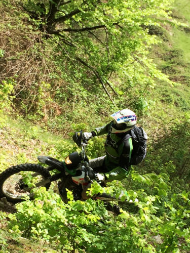 Offroad steil bergauf, Edurofahrer meistert die Steigung