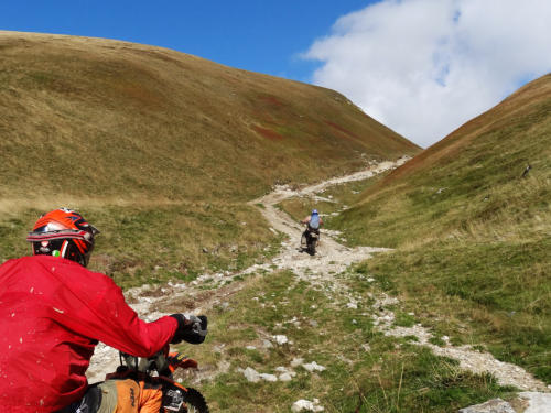 Durchquerung einsamer Almen auf einer Enduro-Tour