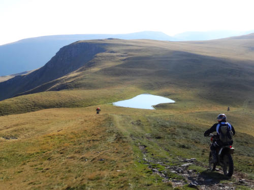 Panoramablick über die Karpaten während einer Enduro-Expedition