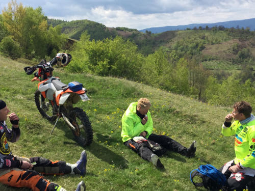 Pause in den Bergen der Karpaten auf einer Enduroreise