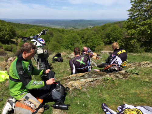 Gruppe von Endurofahrern bei der Rast, Karpaten Rumänien