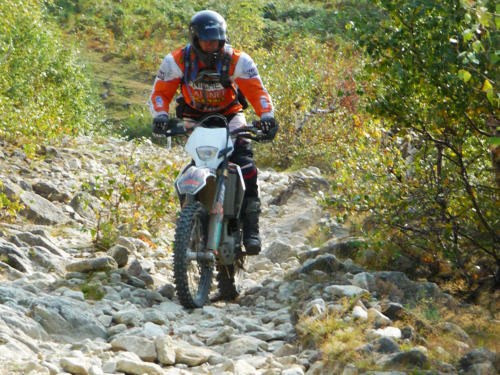 mit der Enduro auf Gestein und Geröll nach oben, Technik verbessern