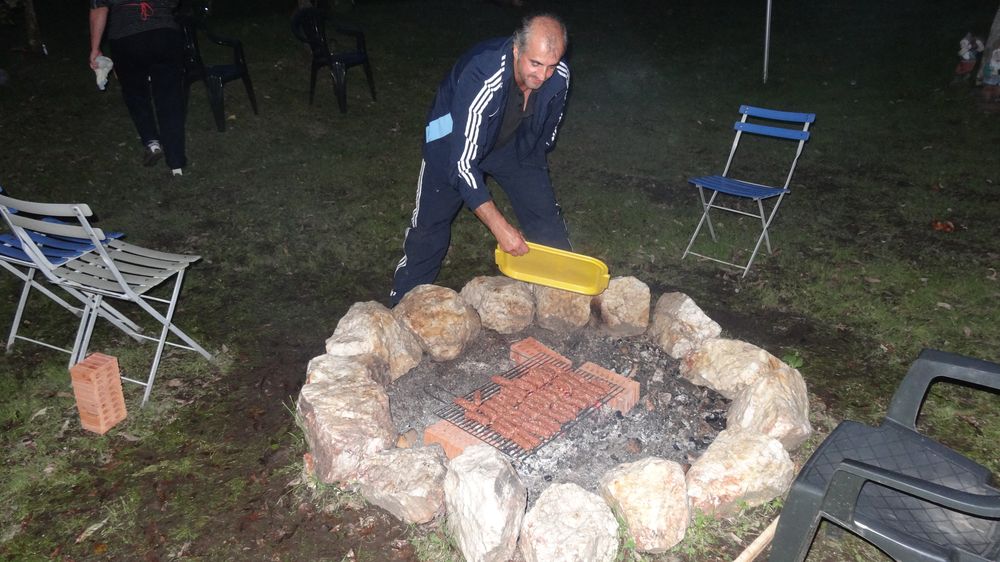 Tagesausklang am Lagerfeuer in Rumänien nach Enduroabenteuer