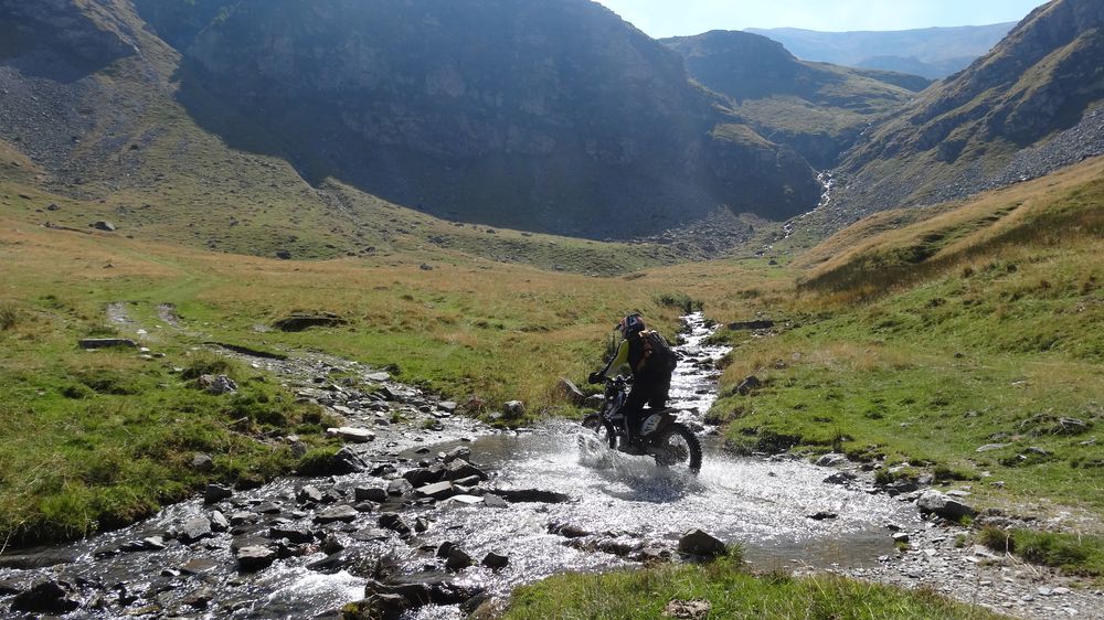 Motivierende Fahrt eines Endurofahrers durch ein atemberaubendes Bergtal