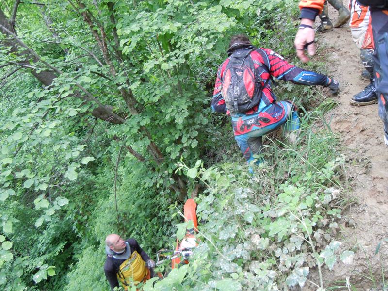 Endurofahrer beim Teamwork am Hang