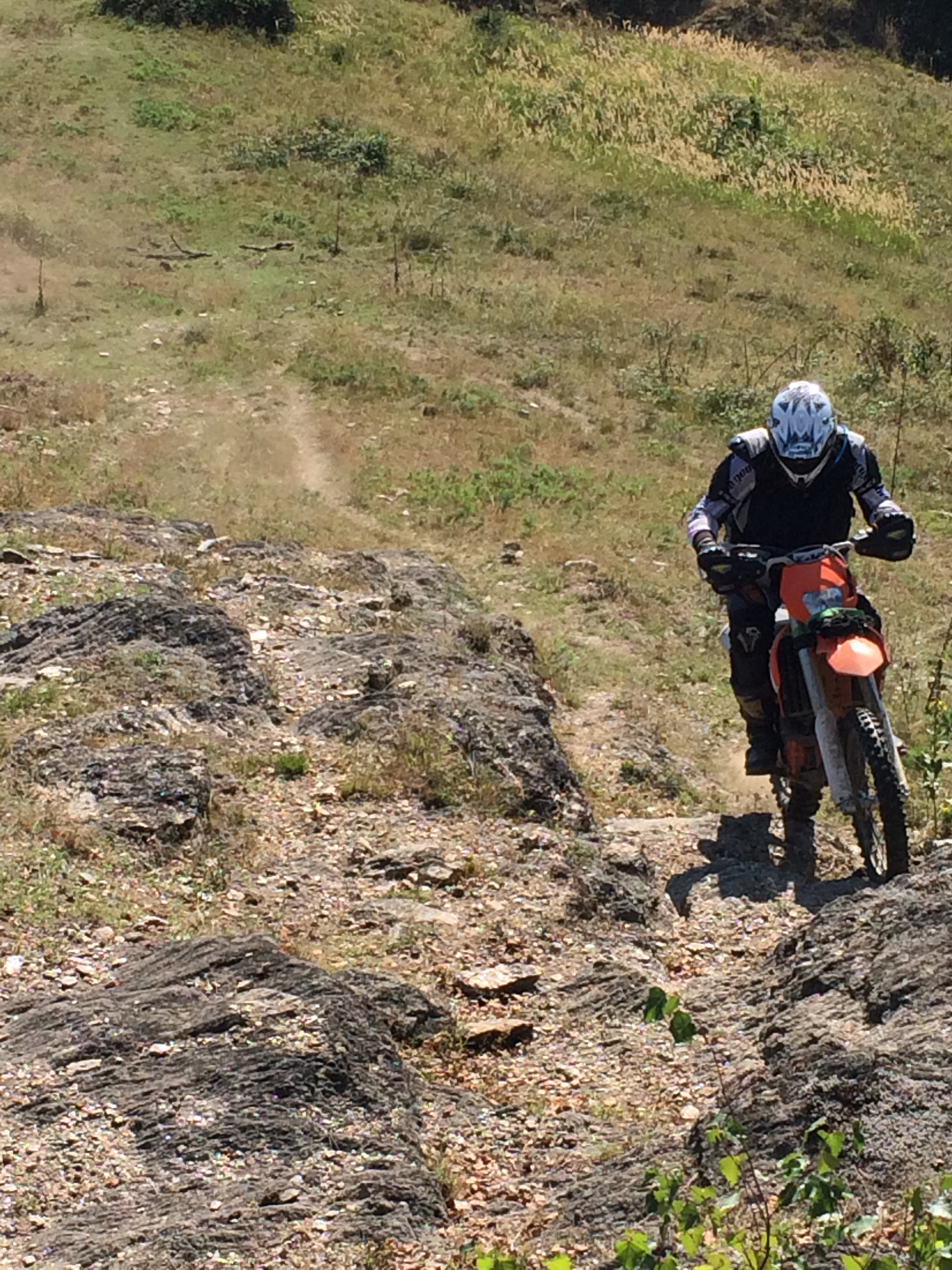 Enduro-Fahrer auf einer spannenden Route in den Karpaten