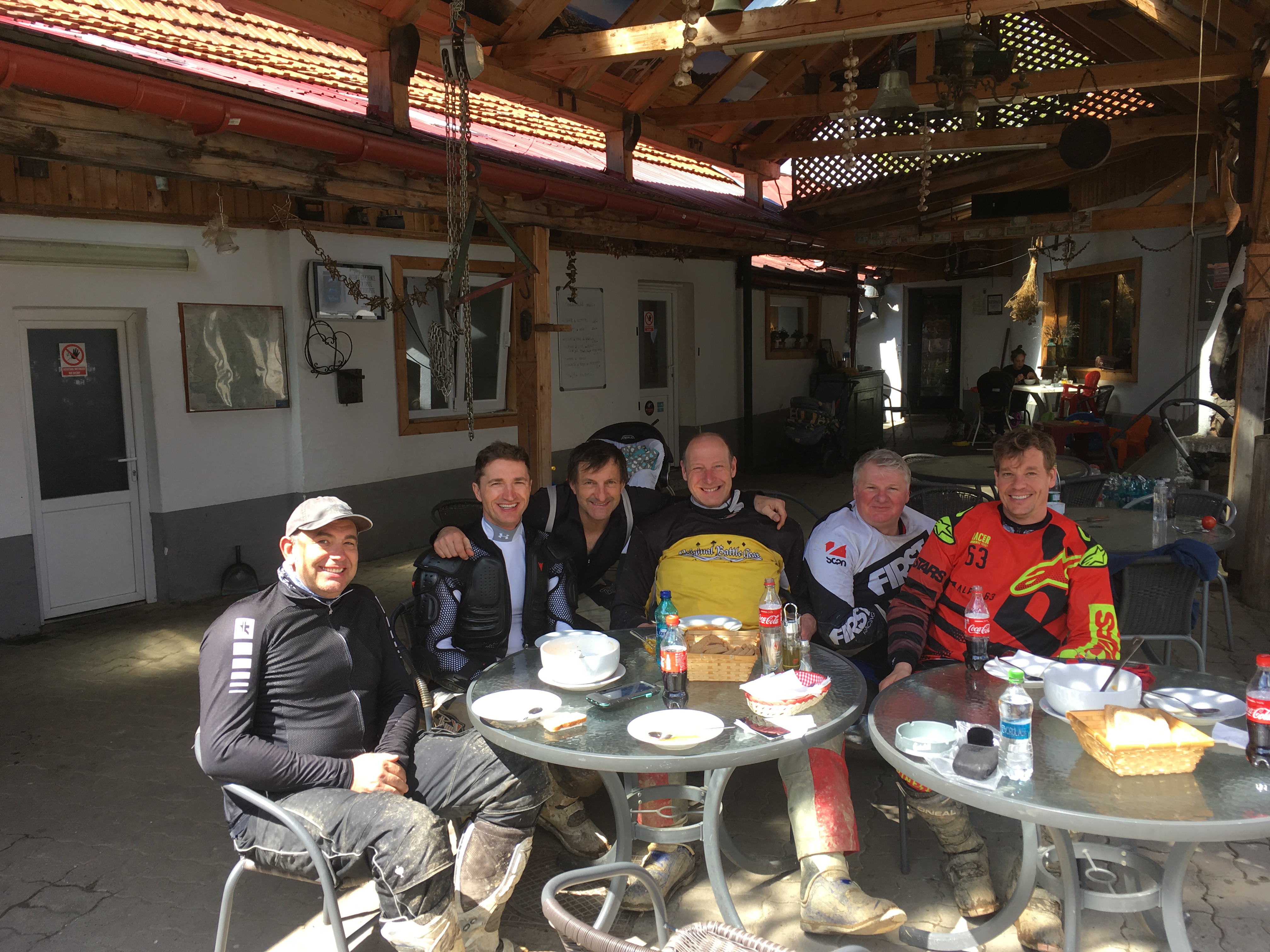 Gemütliches Beisammensein im Camp nach einem Tag voller Enduro-Abenteuer