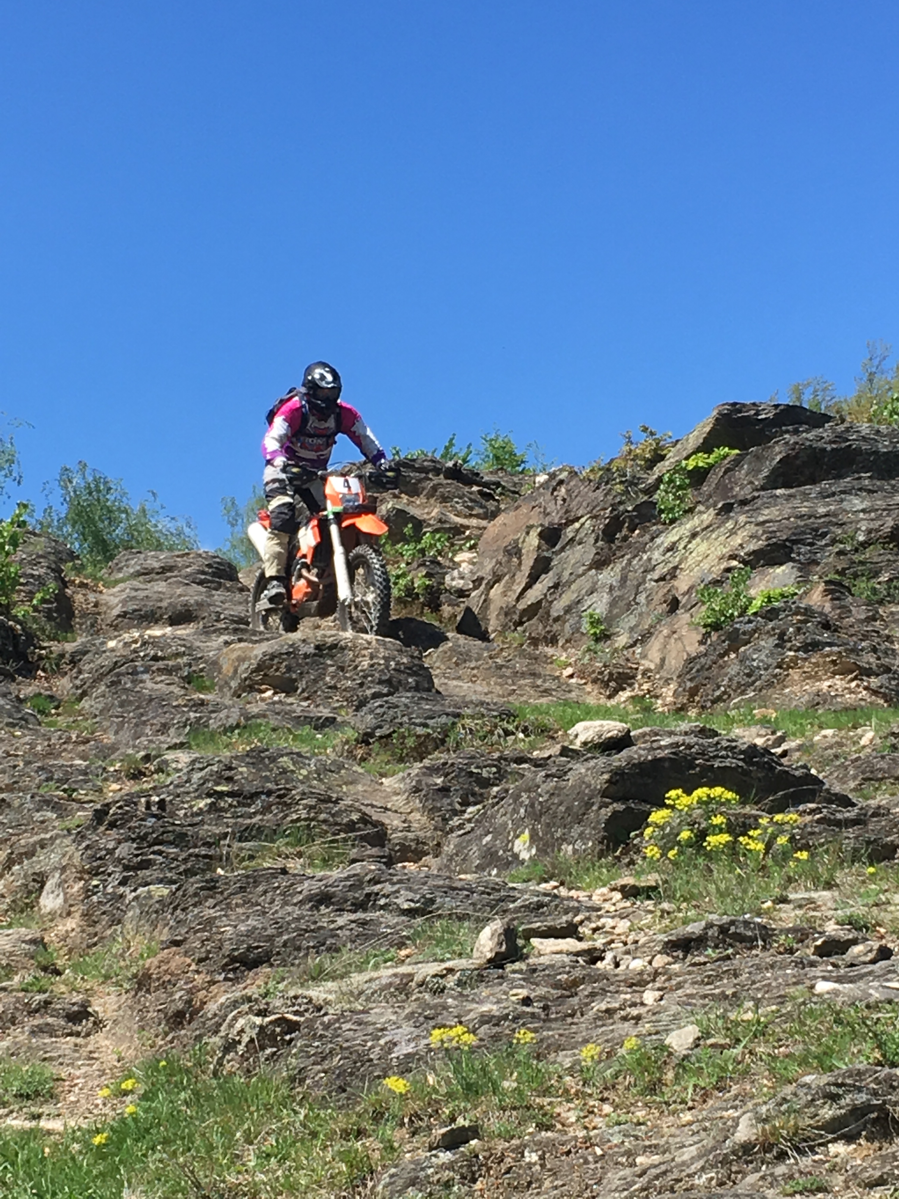 Endurofahrer meistert felsigen und steilen Abhang in den Karparten