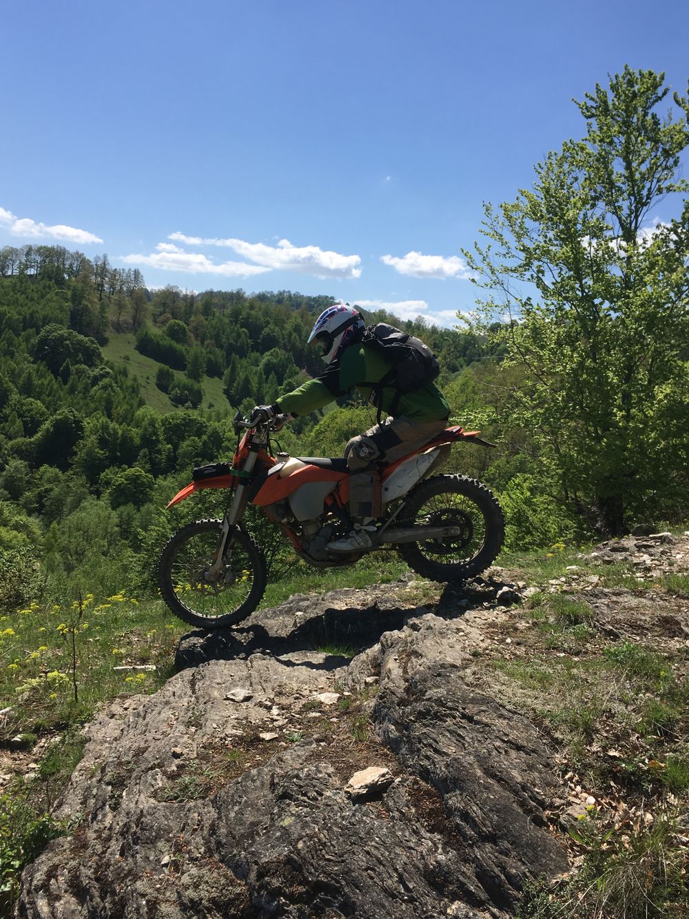 Enduro-Motorrads auf  Bergpfad