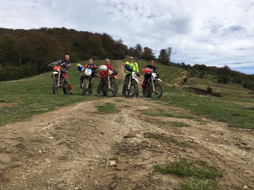 Reihe von Enduro-Motorradfahrer bereit für das Abenteuer in Rumänien